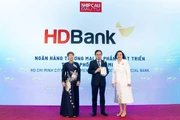 Ông Trần Hoài Phương- Giám đốc Ngân hàng Doanh nghiệp HDBank- đại diện HDBank nhận giải.
