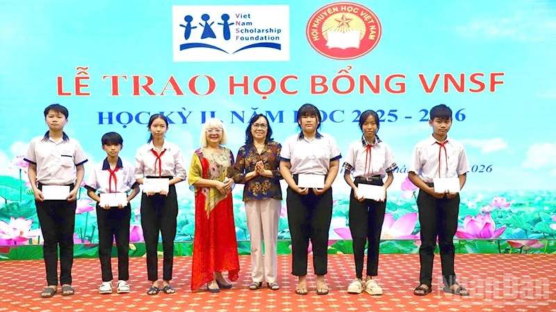 Đồng Tháp trao 56 suất học bổng, hỗ trợ học sinh nghèo vượt khó