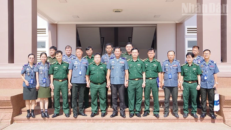 Đồn Biên phòng Yok Đôn thăm, chúc Tết lực lượng bảo vệ biên giới Campuchia