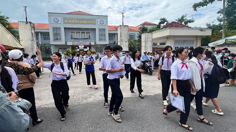 Thí sinh kết thúc môn thi ngữ văn tại một điểm thi ở thành phố Cao Lãnh. (Ảnh: HỮU NGHĨA)