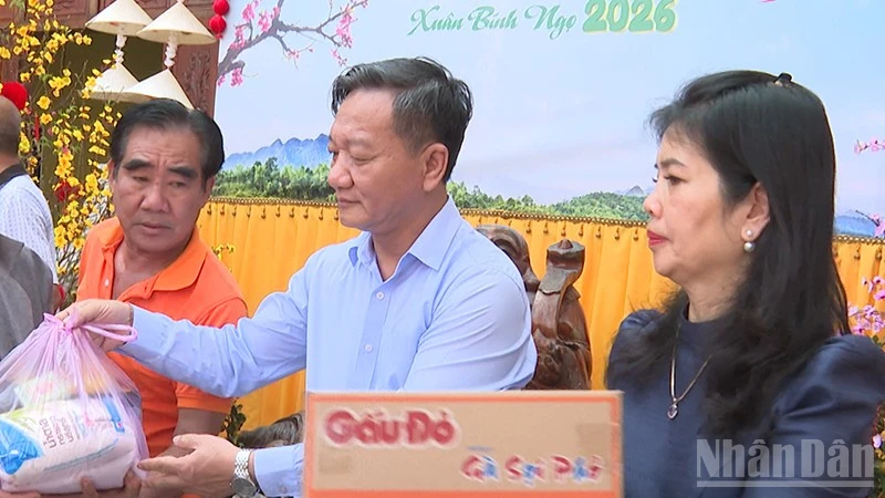 Đại sứ Việt Nam tại Lào chúc Tết và trao quà cho cộng đồng người Việt khó khăn
