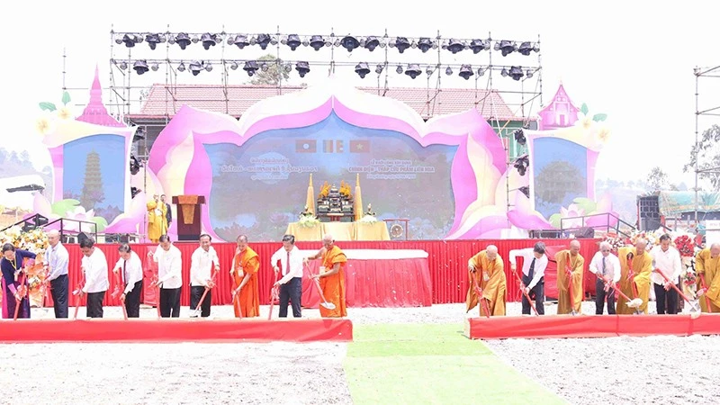Đại sứ Việt Nam tại Lào dẫn đầu đoàn công tác tham dự Lễ hội Đại đoàn kết tri ân Anh hùng liệt sĩ Lào-Việt Nam