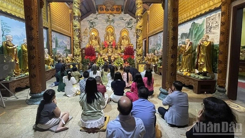 Cộng đồng người Việt tại Lào đón Tết Bính Ngọ 2026 với lễ hội múa lân tại chùa Phật Tích
