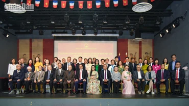Năm 2025, cộng đồng người Việt Nam tại Pháp đã long trọng tổ chức nhiều hoạt động ý nghĩa, tái hiện chặng đường đấu tranh hào hùng của dân tộc, thể hiện lòng tri ân đối với bao thế hệ đã đấu tranh vì độc lập, tự do của Tổ quốc, đồng thời khơi dậy niềm tự hào dân tộc, tăng cường gắn kết cộng đồng, hướng về cội nguồn.