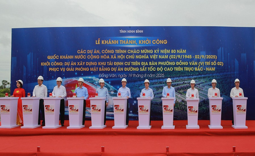 Phó Thủ tướng Trần Hồng Hà và các đại biểu thực hiện nghi thức khởi công Dự án Xây dựng khu tái định cư trên địa bàn phường Đồng Văn, tỉnh Ninh Bình.