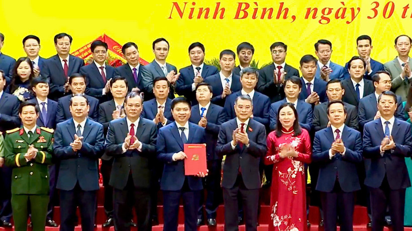 Đồng chí Lê Minh Hưng, Ủy viên Bộ Chính trị, Bí thư Trung ương Đảng, Trưởng Ban Tổ chức Trung ương trao Quyết định của Bộ Chính trị về việc thành lập Đảng bộ tỉnh Ninh Bình.