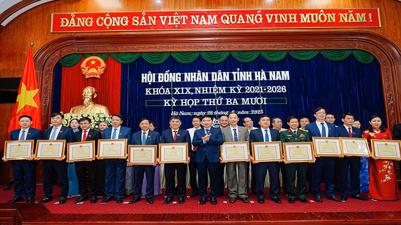 Nhiều tập thể, cá nhân có thành tích xuất sắc trong hoạt động của Hội đồng nhân dân tỉnh Hà Nam khóa 19, nhiệm kỳ 2021-2026 đã được biểu dương, khen thưởng.