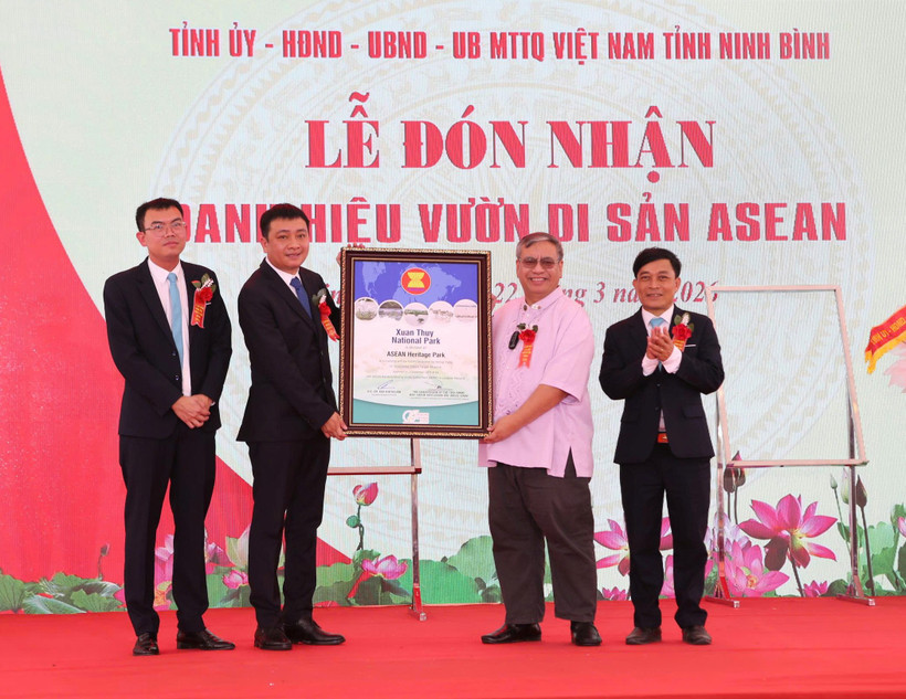 Ông Jerome Montemayor, Giám đốc Trung tâm Đa dạng sinh học ASEAN trao chứng nhận Vườn Di sản ASEAN cho Vườn Quốc gia Xuân Thủy.