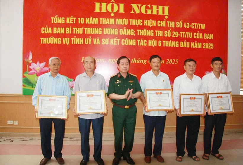 Lãnh đạo Hội Nạn nhân chất độc da cam/dioxin Việt Nam trao Bằng khen cho các tập thể, cá nhân.