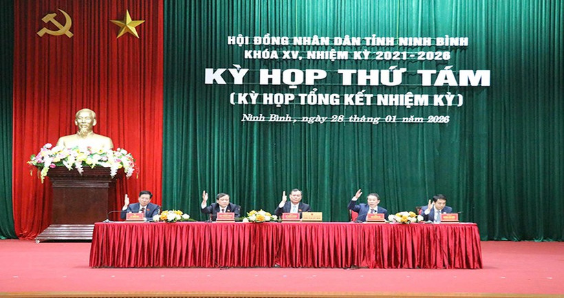 Các đồng chí Chủ tọa điều hành kỳ họp.