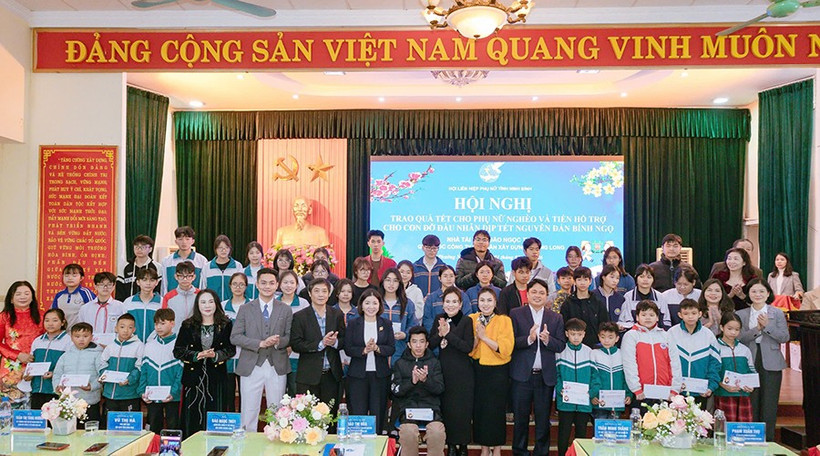 Chị Đào Ngọc Thủy cùng các thành viên trong gia đình, lãnh đạo Hội phụ nữ tỉnh Ninh Bình, lãnh đạo phường Nam Định trao các phần quà Tết cho các con do chị đỡ đầu.