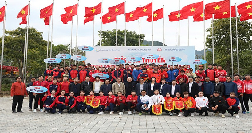 Ban tổ chức tặng cờ lưu niệm cho các đội tham gia giải.