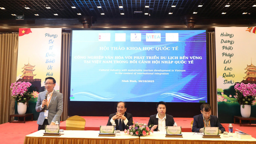 Đoàn chủ tịch điều hành hội thảo.