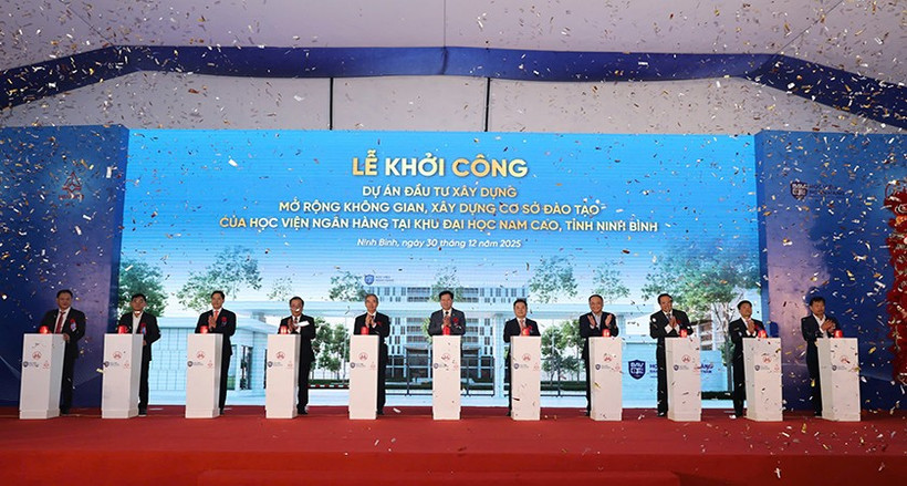 Các đại biểu thực hiện bấm nút khởi công dự án đầu tư xây dựng mở rộng không gian, xây dựng cơ sở đào tạo Học viện Ngân hàng tại Ninh Bình.