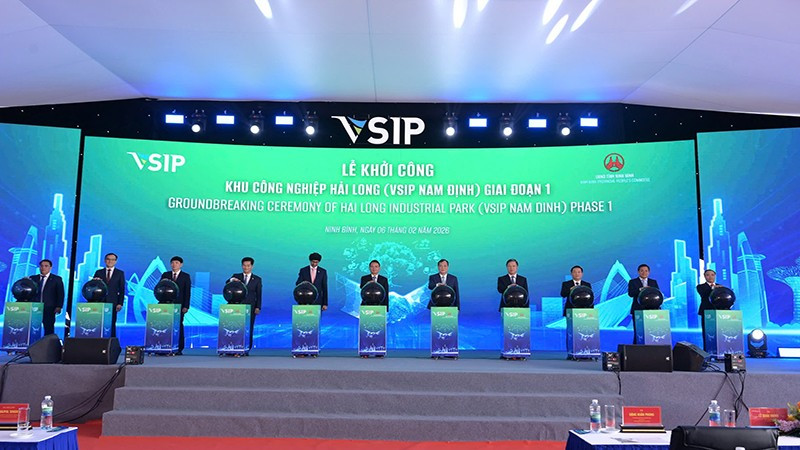 Các đại biểu thực hiện nghi thức bấm nút khởi công Khu công nghiệp Hải Long giai đoạn 1.