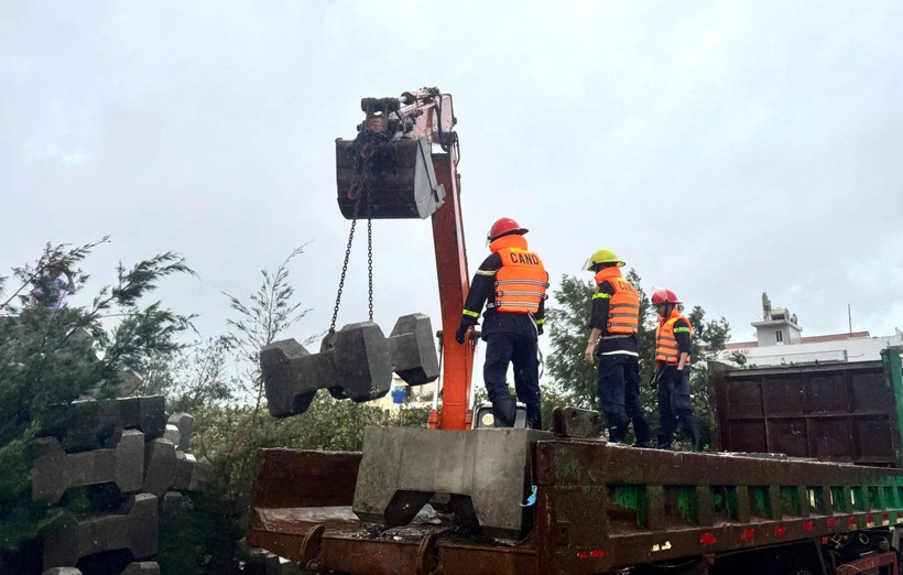 Phòng Cảnh sát Phòng cháy chữa cháy và Cứu nạn cứu hộ đã huy động tối đa lực lượng, phương tiện, thiết bị chuyên dụng đến hiện trường, phối hợp triển khai ngay các biện pháp khắc phục hậu quả do mưa bão gây ra.