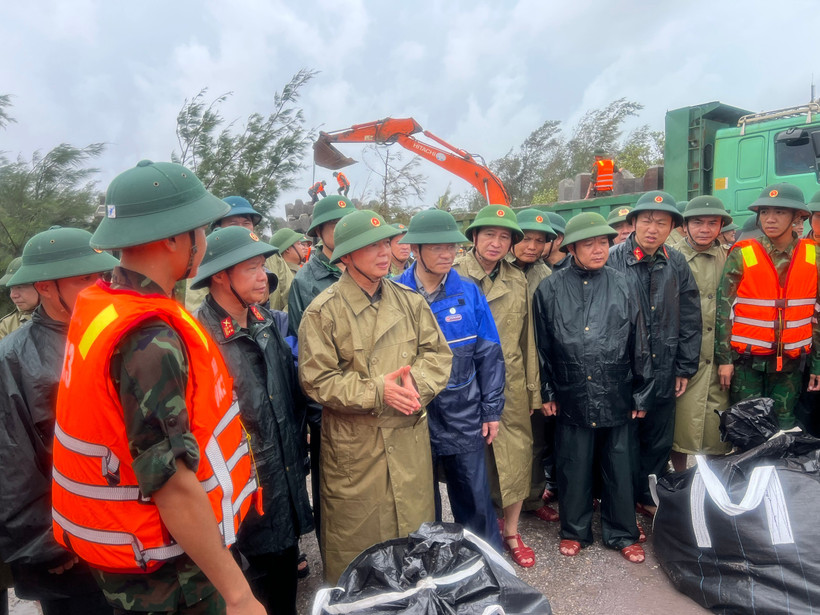 Phó Thủ tướng Chính phủ Trần Hồng Hà và Đoàn công tác đã tới kiểm tra công tác khắc phục hậu quả tại kè Hải Thịnh 3, trên tuyến đê biển Hải Hậu, xã Hải Thịnh, tỉnh Ninh Bình bị sạt sập do ảnh hưởng của cơn bão số 10.