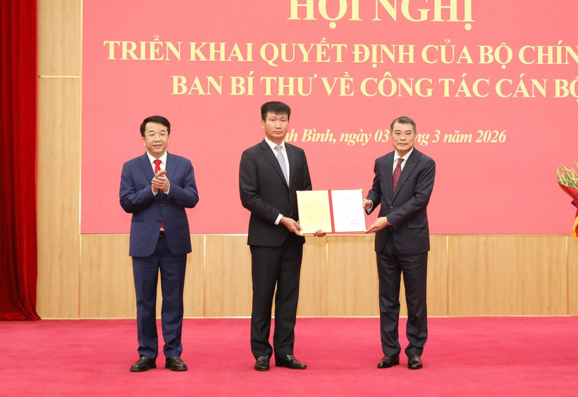 Đồng chí Trưởng Ban Tổ chức Trung ương trao Quyết định phê chuẩn Bí thư Tỉnh ủy cho đồng chí Trần Huy Tuấn.