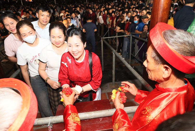 Du khách và nhân dân vui mừng được nhận lương tại các điểm phát lương tại đền Trần Thương.