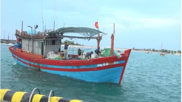 Tàu cá QNg 92180TS cùng 6 ngư dân bị ngộ độc cập cảng Song Tử Tây.