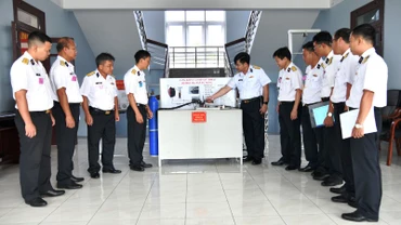 Lãnh đạo, chỉ huy Vùng 5 và các đại biểu tham quan sản phẩm sáng tạo kỹ thuật trong hội thi.