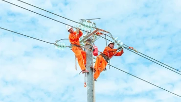 Công nhân Điện lực Đà Nẵng kiểm tra, nâng cấp đường dây.
