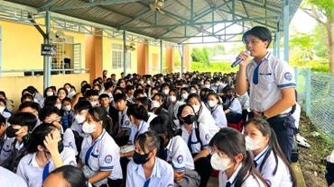 Các em học sinh tích cực tham gia tìm hiểu về biển, đảo trong tình hình hiện nay.
