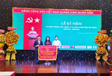 Tổng Biên tập Báo Nhân Dân Lê Quốc Minh trao bức trướng với dòng chữ “Đoàn kết- Đổi mới-Phát triển bền vững” tặng tập thể lãnh đạo, nhân viên Công ty In Báo Nhân Dân Đà Nẵng.