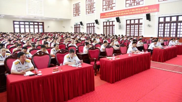 Cán bộ, chiến sĩ Vùng 5 Hải quân nghe thông báo nhanh kết quả Hội nghị Ban chấp hành Trung ương Đảng khóa XIII, tháng 1/2025.