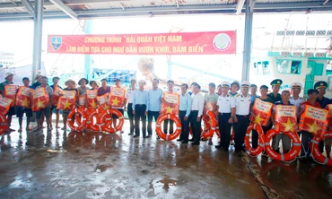 Tặng áo phao, cờ Tổ quốc và quà cho ngư dân tỉnh Ninh Thuận.