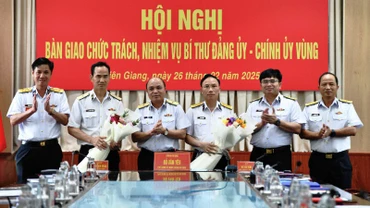 Thủ trưởng Bộ Tư lệnh Quân chủng Hải quân tặng hoa chúc mừng Chuẩn Đô đốc Nguyễn Hữu Thoan và Đại tá Ngô Văn Thành.