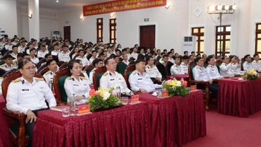 Quang cảnh buổi gặp mặt và tuyên dương quân nhân chuyên nghiệp tiêu biểu xuất sắc Vùng 1 Hải quân.