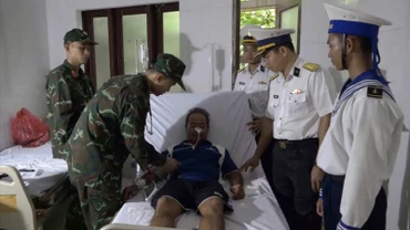 Các Y, Bác sỹ Trung tâm Y tế Trường Sa tổ chức khám, chẩn đoán tình trạng bệnh của ngư dân Lê Ku và tích cực điều trị viêm tụy cấp. 