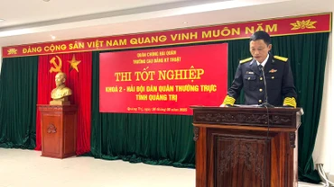 Công bố thi tốt nghiệp cho học viên Khóa 2 lớp Chuyên môn kỹ thuật Hải đội Dân quân thường trực tại Quảng Trị.