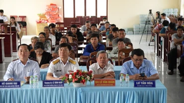 Các đại biểu và ngư dân nghe báo cáo về tình hình biển, đảo hiện nay.