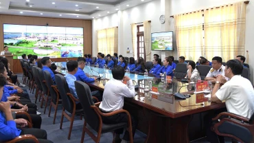 Cán bộ, giảng viên, học viên Trường Chính trị Cà Mau nghe giới thiệu, tuyên truyền về biển đảo.