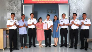 Vùng 5 Hải quân và lãnh đạo địa phương chứng kiến lễ bàn giao “Nhà đồng đội” cho gia đình Thượng úy quân nhân chuyên nghiệp Đoàn Xuân Cường.