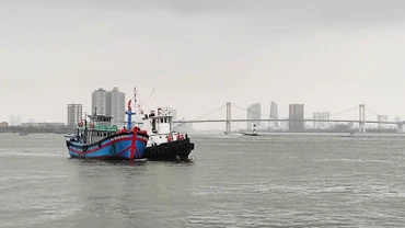 Hai tàu cá của ngư dân Đà Nẵng được lai kéo về vịnh Đà Nẵng an toàn.