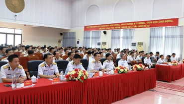 Các đại biểu và thí sinh tham dự lễ bế mạc và trao giải. 