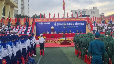 Lễ giao nhận quân tại quận Sơn Trà, với sự tham dự của đồng chí Trần Phước Sơn, Phó Chủ tịch Thường trực phụ trách HĐND thành phố Đà Nẵng. 