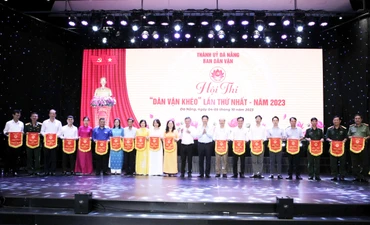 Khai mạc hội thi "Dân vận khéo" và trao cờ lưu niệm cho đại diện các đơn vị dự thi.