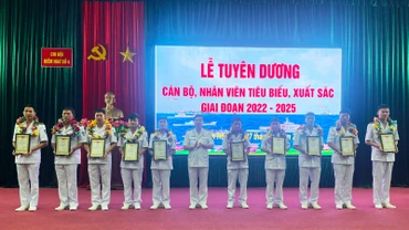 Tuyên dương và trao thưởng cho các cá nhân tiêu biểu, xuất sắc của Chi đội Kiểm ngư số 4.