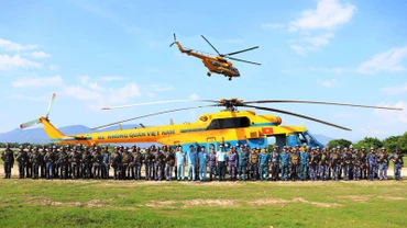 Cán bộ, chiến sĩ Lữ đoàn 101 với Lãnh đạo chỉ huy Trung đoàn 917 và phi đội bay thực hành huấn luyện đổ bộ đường không