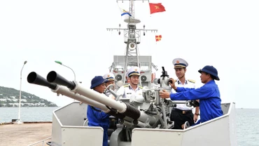 Kiểm tra công tác bảo quản vũ khí trên Tàu 251, Hải đội 512, Lữ đoàn 127, Vùng 5 Hải quân.