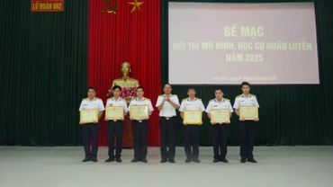 Trao giải cho các đội.