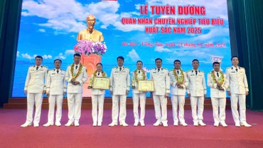Chín quân nhân chuyên nghiệp được tuyên dương, khen thưởng vì có nhiều đóng góp trong năm 2024.