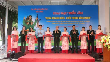 Cắt băng khai mạc Triển lãm "Quân đội Anh hùng-Quốc phòng vững mạnh tại Bảo tàng Quân khu 5.