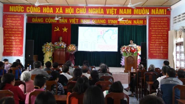 Tuyên truyền về công tác phòng, chống khai thác hải sản bất hợp pháp cho ngư dân huyện Phù Cát,