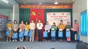 Bí thư Thành ủy Đà Nẵng thăm, chúc tết và tặng quà công nhân lao động hoàn cảnh khó khăn, không có điều kiện về quê đón Tết. 