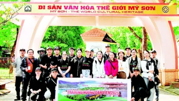 Các hướng dẫn viên, sinh viên ngành lữ hành ở thành phố Đà Nẵng tham gia khóa đào tạo tại Di sản văn hóa thế giới Mỹ Sơn. (Ảnh ANH ĐÀO)